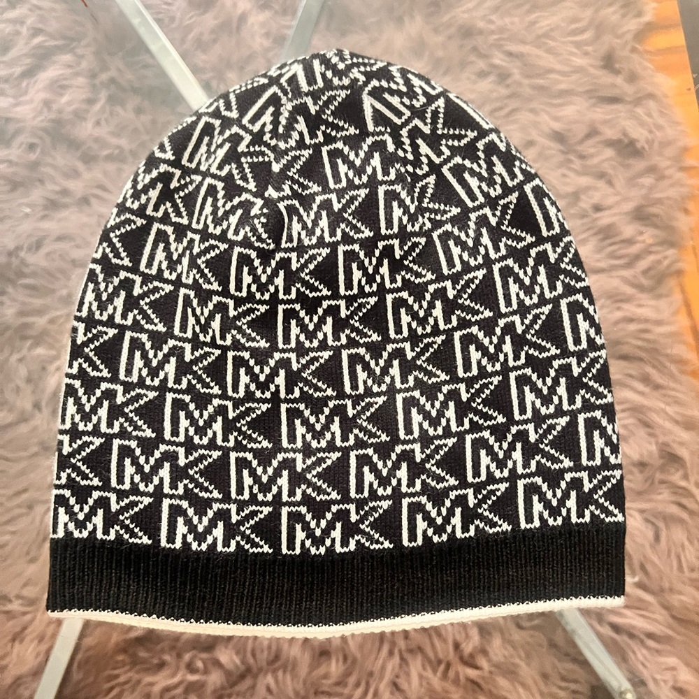 Michael Kors Reversible Beanie Black and White - Picture 3 of 4